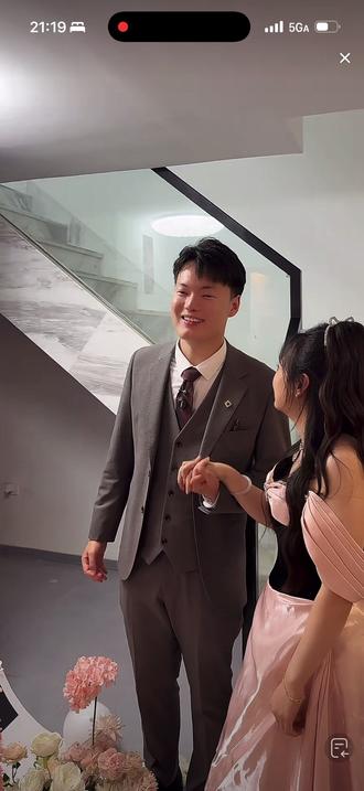 今天见证了晋老四跟赵小娜的求婚仪式……非常浪漫🌹从相识到相爱,一路走来真的不容易#晋家五兄弟 晋老四有点霸道总裁的感觉😆