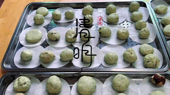 清明时节,幼儿园的小朋友们一起动手做艾草糕。揉着清香的艾草面团,感受传统习俗,体验劳动的快乐,香甜软糯里藏着春日的美好与节日的温暖。#美食教程 #艾草青团 #手工烘焙 #美食分享 #青团