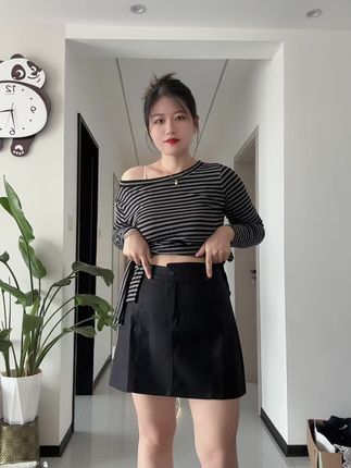 这条裙子真的太酷了,姐妹们,它是这种高腰的设计,超级显瘦,而且还是这种磨砂质感的,特别高级。关键是它还是这种百搭款的,随便你怎么搭配都很好看!不管是配卫衣、配毛衣还是配各种外套都非常合适#微胖穿搭