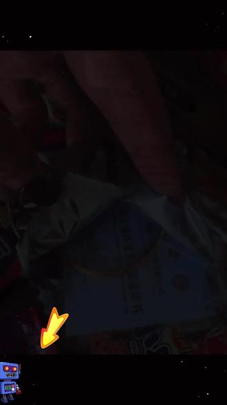 每箱都有,真的有!哈哈哈哈,皮皮庆你这波操作简直配享太庙!有消费者吃干脆面硌掉了牙齿!老板急疯了,立马决定拿出1000万换成等价黄金回馈所有消费者!现在买干脆面每一箱都有!冲冲冲!#干脆面 #惊喜 #零食推荐 #零食分享