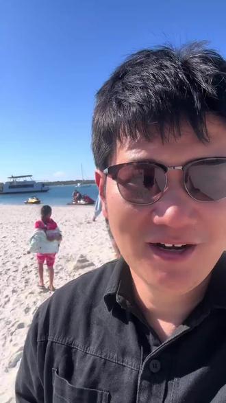 SPACEX价值严重低估!从最高价225跌到130。 SpaceX员工不按散户“解禁即套现”的套路出牌,反而认定当前估值偏低、宁肯持有也不在解禁潮里砸盘,把纸面富贵继续绑在公司长线叙事上。
他们眼中的SpaceX早已不是火箭公司,而是把AI算力、数据服务塞进体系,用星链做天地交互通道、靠卫星把服务器送上天解决能耗与散热的太空算力平台,估值锚的是未兑现的轨道数据中心远期市场。
员工计划等这套太空算力系统搭起来、业务兑现再考虑减持,这种内部人一致惜售的预期,正是千亿级解禁没引发股价暴跌的核心原因。#SPACEX #马斯克 #太空算力 #轨道数据中心