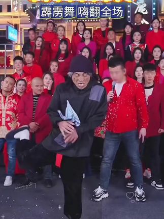 ❤️🔥山东疯婆婆来踢馆木森大舞台,霹雳舞,机械舞带动全场,果然世界是属于老一辈的,老年正是出来闯荡的好时机#木森 #木森大舞台 #嗨翻全场 #木森大舞台有才你就来 #气垫