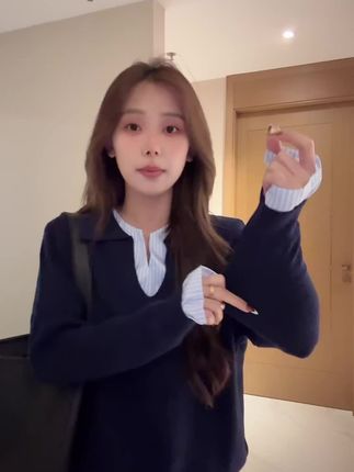 #谁穿谁好看系列 #穿出女神范 #今日推荐 【芝士旦旦】韩式条纹 拼接假两件长袖针织衫女秋冬新款设计感宽松显瘦V领上衣