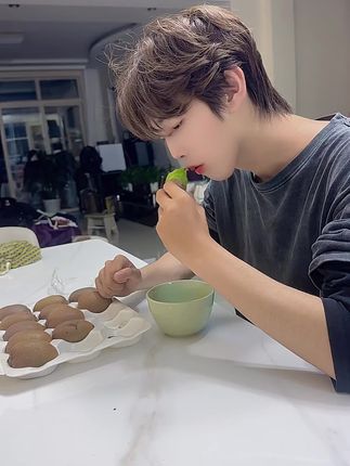 这个季节吃啥都不如来一个徐香猕猴桃,一口咬下去全是果汁,酸甜可口的味道真的太棒了!它是来自陕西眉县的徐香猕猴桃,每一个都是新鲜的,保证让你吃的满意。快来尝一尝吧!