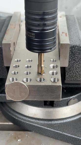 看师傅怎么取出断丝锥 #五金工具 #断丝锥取出器 #高性能实用工具 #机械维修