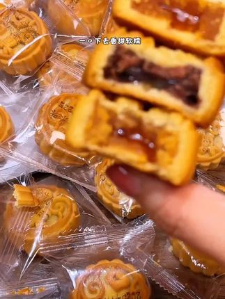 “小饼如嚼月,中有酥与饴。”Traditional糕点,香甜软糯,回味无穷~🥮✨ #手工美食 #传统糕点 #点心美食 #看着香甜。#好吃的停不下来