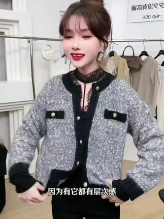 谁穿谁仙的蕾丝衫! 温温柔柔的蕾丝钩花打底衫真的太爱啦~ 非常细腻 软软糯糯的~ 挨着皮肤穿穿也不会扎肉哦 做内搭超赞的…单穿!叠穿都炒鸡nice! 或许这就是蕾丝独有的微醺美#蕾丝打底衫#镂空钩花时尚性感#百搭不挑人#爆款热卖中谁穿都好看