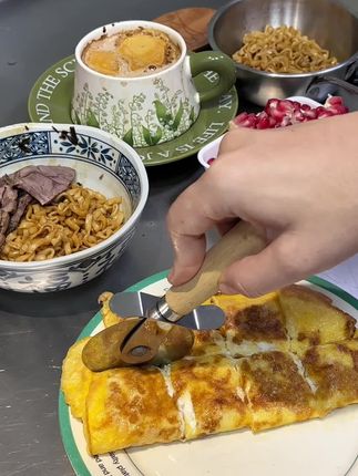 元气早餐|葱油拌面 黄油芝士煎蛋 焦糖拿铁 石榴汁 #早餐吃什么#元气早餐#小学生早餐