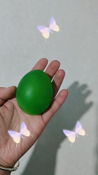 和小宝贝一起做彩蛋实验是一个既有趣又富有教育意义的活动。以下是一个简单的彩蛋实验步骤,适合与孩子一起进行:
**材料准备**:
* 鸡蛋
* 绿色色素
* 白醋
**实验步骤**:
1. **准备鸡蛋**:首先,确保鸡蛋是室温的,这样色素更容易附着。
2. **调制色素水**:在杯子里倒入适量的白醋,然后加入几滴绿色色素,搅拌均匀。你可以准备多种颜色的色素水。
3. **清洗鸡蛋**:用纸巾或棉球蘸取少量白醋,轻轻擦拭鸡蛋表面,以去除鸡蛋壳上的天然保护膜,这样色素更容易渗透。
4. **染色**:将鸡蛋轻轻放入准备好的色素水中,确保鸡蛋完全浸没。根据你想要的颜色深浅,浸泡时间可以有所不同,通常几十分钟到几个小时到十几个小时不等。
5. **取出并晾干**:使用纸巾轻轻取出鸡蛋,放在纸巾上晾干。就变成软软的神奇彩蛋喽!