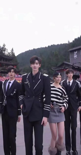 @001-王林🍃 他帅气的外表让人惊叹不已,高大的身材和帅气的面庞让人着迷。@AI瑶瑶• 银河系001|团队招优PGY #银河系001 #PGY银河系 #001二月直播日记 #男团舞 #ai瑶瑶男团