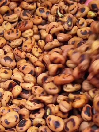 比瓜子还好吃的绿心蚕豆你吃过吗?农家柴火手工无油干炒,低脂高蛋白,硬邦硬邦,越嚼越香~#老人小孩都爱吃#绿心蚕豆#蚕豆#追剧小零食