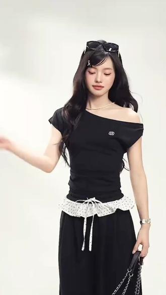 灰色斜肩扭结短袖t恤女夏日露肩辣妹上衣阔腿裤时尚套装女#露肩上衣显瘦穿搭 #一字肩上衣的穿搭技巧 #无袖露肩设计 #服装设计