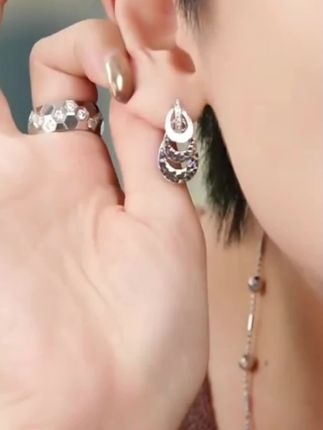 梁雅帝新品【舞动精灵】三圈叠片美人鱼气质百搭S925纯银耳饰#女士礼物推荐 #首饰分享 #纯银饰品 #纯银耳饰推荐 @抖音小助手