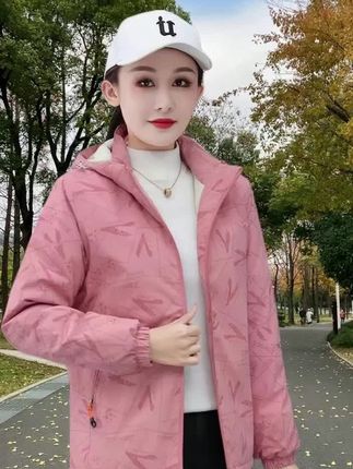 姐妹们快看过来!这件女款冲锋衣棉服真的太绝了!它是二零二四新款加厚保暖的,超级适合冬天穿。而且它还有多种颜色可选,上身效果超赞,时尚又好看,喜欢就赶紧下单吧!#外套 #穿搭 #秋冬新款