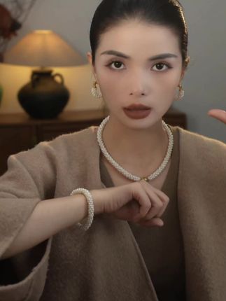 小众设计感 手工编织的“毛毛虫”造型自带巧思,搭配强光淡水珍珠,打破常规珠宝的刻板,戴出不撞款的独特品味。 淡水珍珠手工编织毛毛虫项链手链小众设计感强光颈链锁骨链#珍珠项链#设计款