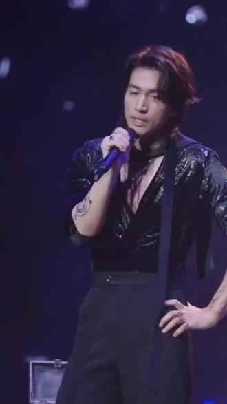 言承旭talking混剪
三场「恒星之城」,
把言承旭的温柔与脆弱,都剪进了这两分钟。
他笑着时,世界都亮了;
他落泪时,我心也跟着碎了。
原来最动人的从来不是完美的舞台,
而是他藏在星光下,那份不加掩饰的倔强与温柔。
喜欢一个人,是连他的脆弱都想好好珍藏。
💛 谢谢你,言承旭
你值得我们这25年的等待,也值得我们所有的偏爱与奔赴。
#言承旭 #恒星之城演唱会 #Jerry言承旭 #fforever #向全世界安利言承旭