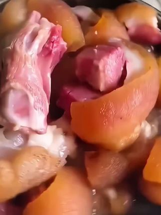 吃货们注意了,今天给你们推荐一个好吃到爆的风干腊香味土猪蹄,它是采用传统的风干工艺制作而成,口感鲜美,香气扑鼻,而且还是用土猪蹄做的哦!满满的胶原蛋白,咬上一口那叫一个香啊!无论是用来做菜还是当零食吃都超合适#强烈推荐 #快来一起尝个鲜 #猪蹄 #美食分享