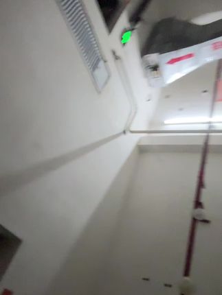 何为爱 当骄傲的人开始低头 倔强的人开始服软 看到你最糟糕的一面 依然选择陪在你身边