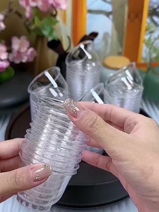 以后招待客人就用这种一次性功夫茶杯,毕竟公杯洗得再干净,有些 以后招待客人就用这种一次性功夫茶杯,毕竟公杯洗得再干净,有些客人心里还是不舒服。它这个不仅耐高温还无异味,晶莹剔透的,拿在手里很有质感,比纸杯高级多了,而且价格也不贵,一包四十个,怎么用都不心疼,平时家里来客人或者出去露营聚会都能用得上。
