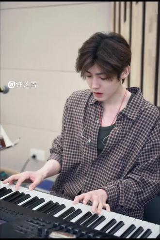 你尽管发光,我们为你抵挡所有黑暗#侯明昊#文本朗读#热度不断 @₊𐙚゚曦芷明₊✮⋆🥝 @没名没分🥝 @Always昊.🥝(上学中) @@@芋泥波波冰 @侯昊萌🥝 @吃猕猴桃长大的🥝 @