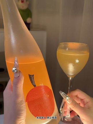 闺蜜聚会开了这个酒,现在全都在问我链接,拧开瓶盖,香气直接扑到鼻尖,入口先是柠檬的明亮酸甜米酒,肌底丝滑的像丝绸,五度微醺刚刚好,关键是用真实果汁发酵,配料表干净到我爸偷喝了两杯#强烈推荐 #有点上头 #微醺时刻 #酒鬼日常 #vlog十亿流量扶持计划