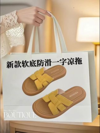 谁懂啊!这双厚底交叉带拖鞋,简直是懒人出街神器✨ 软乎乎的厚底,踩上去像踩云朵,走路不累还悄悄拉长比例~交叉带设计简约又时髦,奶呼呼的配色超百搭,搭牛仔裤、小裙裙都绝绝子 不管是下楼取快递,还是周末逛街溜达,一脚蹬超方便,舒适与颜值双在线👏 不想费力搭配又想好看?选它准没错,轻松拿捏松弛感穿搭,时髦精必备,赶紧入手不亏~#夏季凉鞋 #夏季穿搭 #穿出高级感 #好鞋推荐 #夏天凉拖鞋