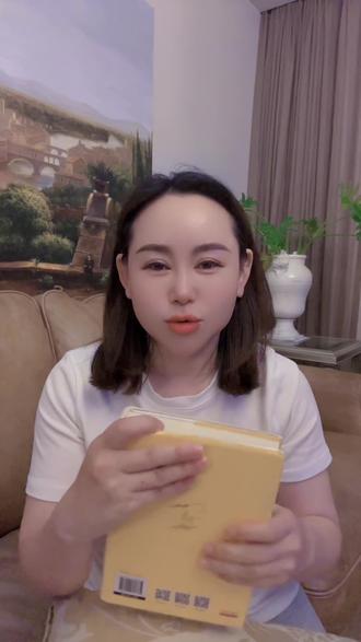 南方有鸟焉,名曰蒙鸠。以羽为巢,而编之以发,,系之苇笤(tiao.)风至苕折,卵破子死,巢非不完也,所系者然也。西方有木焉,名曰射干。茎长四寸,生于高山之上,而临百仞之渊。木茎非能长也,所立者然也,蓬生麻中。不扶而直,白沙在涅。与之俱黑,兰槐之根是为芷,
其渐之滫(xiu)
君子不近,庶人不服,其质非不美也,
所渐者然也。故君子居必择乡,游必就士,所以防邪避而近中正也。
南方有一种鸟名叫蒙鸠
用羽毛做成(巢,
然后用毛发编在一起。系到苇上。
偶尔有风吹过芦苇折了,鸟卵就会摔破,
蒙鸠也就失去了自己的孩子,
巢不能说不完善,
但所系的地方却不对。
西方有一种木材叫做射干
茎长四寸,生长在高山之上,
下临百仞的深渊
显得很高大,并不是木茎有所加长
而是由于它所生长的地方很高,
蓬草是生长在蓖麻之中
不用什么扶持就可以挺直的
白色的沙子混合到黑泥里就会和黑泥一样黑。
兰槐的根有香气,若是放到臭水旁边,
君子不会靠近他,
就是庶人也不会佩戴它
它的香气不可谓不美,只是它周围的环境不好。所以,君子居住一定要选择邻居,
交往的人也一定要是有道德的,
以此来防止自己走上邪路,保证内心的正直,正知国学经典,让我们变得更好,-起加油#女性智慧 #致自己 #提升自己 #美容院 #能量加油站