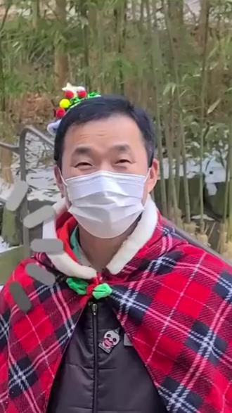 福宝圣诞限定手工帽!姨姨们圣诞仪式感来啦#大熊猫 #大熊猫福宝 #圣诞帽 #圣诞帽子