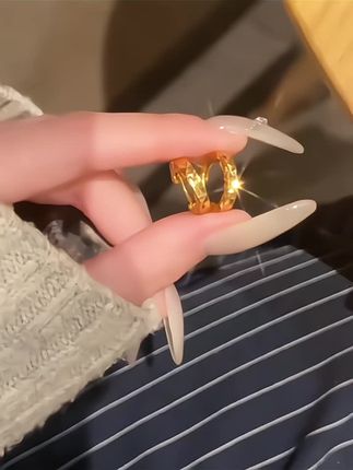 这个耳环它不挑人,任何人任何场合你都可以戴,而且它非常修饰你的脸型。#高级感