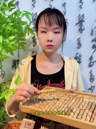 大人小孩都爱吃的老上海蛋酥卷,还是那么好吃!添加了新鲜鸡蛋,外面裹上精选芝麻,入口鸡蛋香芝麻香。#老上海蛋酥卷 #糕博士蛋酥卷 #零食推荐