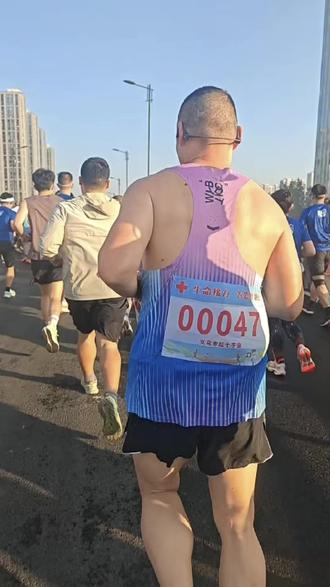 安全完赛义乌半马,坚持给自己一个好身体。