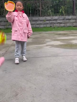 不想让孩子在家玩手机,那就试试这个超火的亲子粘盘球吧,锻炼眼部调节力~~