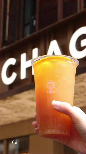 霸王茶姬「肉桂橙大红袍」是冬天不可错过的暖饮,喝过就会爱上。清甜的苹果、橙子、柚子果香,搭配温润的肉桂,风味融合得恰到好处,完全不违和。强烈推荐热饮,口感神似温柔的热红酒,又带着大红袍茶底的醇厚质感,清爽不腻,喝上一杯,全身都被暖意包裹,超治愈!快点购买吧#天马驰骋骐骥乘风#霸王茶姬湖北#霸王茶姬新年限定