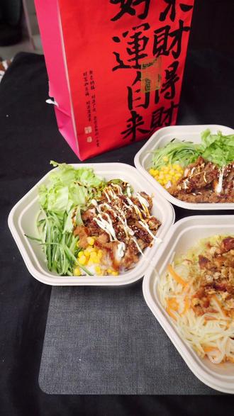 脆皮鸡饭+烤肉拌饭来啦🔥 一口沦陷超入味,在家轻松做!
脆皮鸡饭皮脆肉滑,烤肉拌饭香到舔盘,口感层次直接拉满,吃一口就上瘾~
不用特殊工具和原材料,家常食材就能复刻,厨房小白也能轻松上手!
自己做食材干净又卫生,料超足超满足,再也不用点外卖啦~
这样好吃的拌饭,快来直播间跟着溶豆一起做起来~
#脆皮鸡饭 #烤肉拌饭 #家常美食 #懒人食谱 #拌饭教程