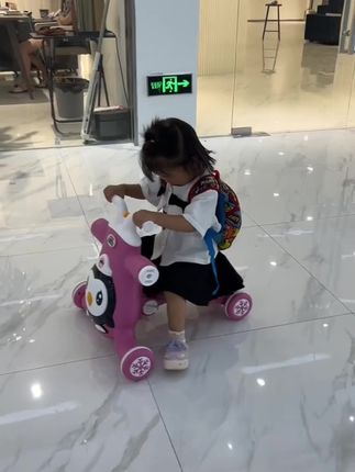 家有正在学步的宝宝,千万别花大几百去买学步车了,就这个几十块钱的多功能#学步车 真的又便宜又实用,既可以学步,又可以变成学习桌边玩边学#手推车玩具 #学步车手推车 #手推车玩具 #母婴好物