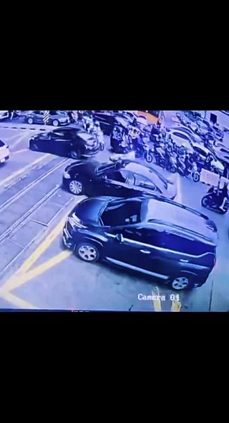 泰国曼谷5月16日火车与公交车相撞已致8人死亡!25人受伤,还造成多辆汽车及摩托车发生碰撞!