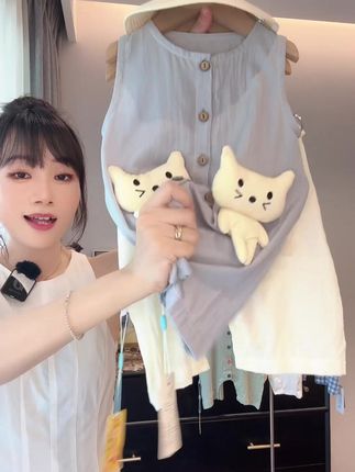 这款专柜定制的婴幼儿薄款棉麻无袖哈衣,采用优质纯棉面料,透气舒适,适合夏天穿着。柔软的材质呵护宝宝的肌肤,简约时尚的设计让宝宝更加可爱动人。快来为您的宝贝选购吧!
