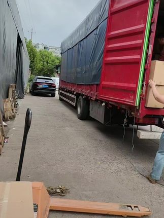 三只松鼠今天又到1车月饼 大量到仓库 需要的老板来