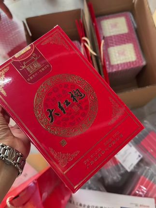 旺庭公司茶好运来大红袍,经典大方喜庆,茶质好,入口顺滑,耐喝耐泡茶底香气足👍一盒半斤,两盒配上一手提袋,欢迎大家品尝👍