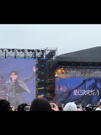 郑润泽演唱会记·📷
“你羞涩的拍下的相片纸”💙🌀🎣
emo歌发烧友见面三次手机里塞满素材 录到的都是自己的声音🧎♀️下次演唱会去听别人唱好嘛🤷♀️
#演唱会现场#郑润泽旷野