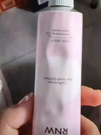 闺蜜都用的这款香氛精华手霜,真的巨好闻,平时没带香水,就涂它#护手霜推荐 #手部护理 #仙女必备 #好物推荐🔥
