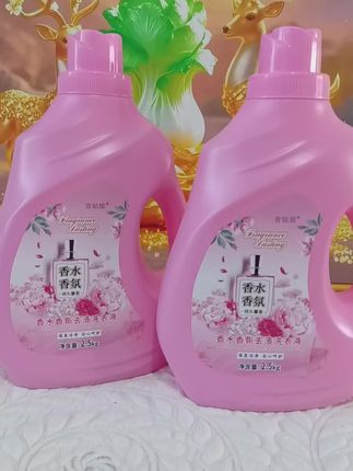 这款洗衣液复刻【青姑娘香水香气】,洗完的衣服、床单都带着淡香。深层清洁力够强,无磷不伤手,护色让旧衣也像新的。#洗衣自带香水味#家用洗衣液天花板# 无磷洗衣液选对了#旧衣洗出新质感# 懒人洗护神器