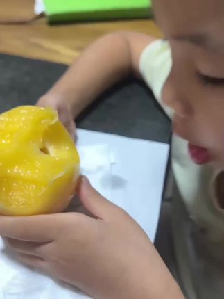 哇塞,我女儿第一次吃这种树熟人参果就爱上了,这个水果跟其他水果不一样,特别清甜多汁,吃起来特别爽口舒服,还是低脂低糖的水果,太适合小孩老人吃啦!#应季水果 #树熟人参果 #人参果熟了 #清甜多汁的人参果 #强烈推荐