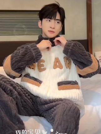 冬天终于来了!大码男士保暖家居服,睡觉再也不怕冷了! 秋冬季节睡觉怕冷?这款加绒加厚睡袍让你温暖入眠!#睡衣家居服 #秋冬穿搭 #保暖又好看 #秋冬新款 #拿捏秋冬叠穿公式 #男士珊瑚绒家居服。电脑刺绣字母洋气好看。