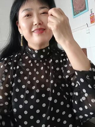 不要管别人怎么说自己,自己心里有杆秤!该怎么过就怎么过!每天臭美一下!漂亮不漂亮无所谓!只要自己开心!