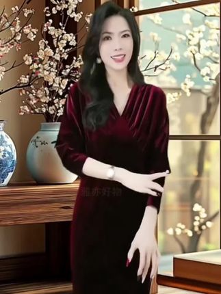 法式丝绒连衣裙高端大气上档次2025秋新时尚气质收腰显瘦v领a字裙! #高贵优雅 #高端大气 #喜婆婆喜妈妈 #谁穿谁漂亮 #美出高级感 !!!