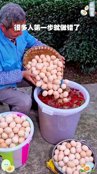 咸鸭蛋,咸鸡蛋像这样做,一个月后个个起沙冒油还不齁咸 #腌鸡蛋 #腌蛋料 #美食 #农村美食 #腌鸭蛋