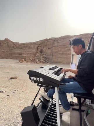 沉下心来,听西海情歌前奏,充斥着着无奈、苍凉与惆怅。 心灵是否在洗涤,灵魂是否在呐喊。#西海情歌#刀郎#漫游琴侠 #找不到答案时去看看世界 #新疆无人区