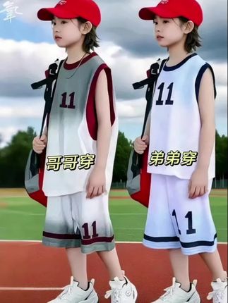 给儿子安排上两件速干篮球服,阳光帅气穿着又舒服。新款儿童速干篮球服套装,100-180码,专为男孩夏日运动设计。薄款短袖搭配舒适短裤,采用透气速干面料,汗水快速蒸发,保持肌肤干爽。简约运动风设计,色彩明快亮眼,跑跳时自在无束缚。两件套方便穿脱,无论是球场训练还是日常玩耍都合适,让孩子夏日运动更清爽畅快。 #潮童穿搭 #夏天该有的样子 #运动休闲套装 #短袖套装