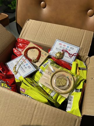 哈哈哈哈哈!余校长你真配享太庙!! 有消费者吃干脆面硌掉了牙齿!老板急疯了,立马决定拿出1000万换成等价值黄金回馈所有消费者!现在买干脆面每一箱都有黄金!冲冲冲!#余校长干脆面赔了1000万 #干脆面 #箱箱塞黄金 #惊喜